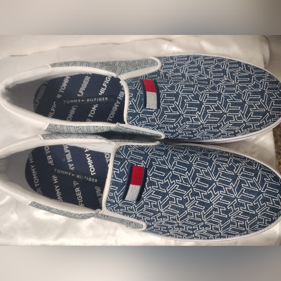 Tommy Hilfiger slip on shoes - Picture 2 of 5